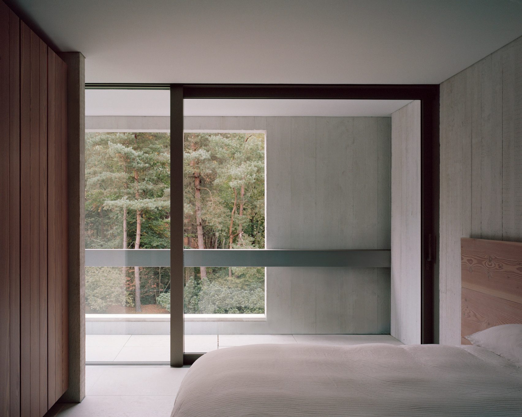 Рассел Джонс (Russell Jones) создает загородный бетонный дом в голландском лесу