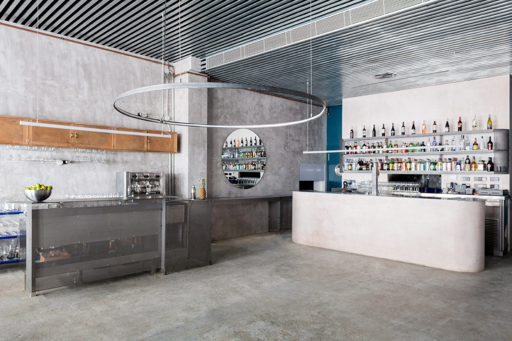 Мебель пастельных тонов контрастирует с бетонными стенами в ресторане «Casaplata» в Севильи