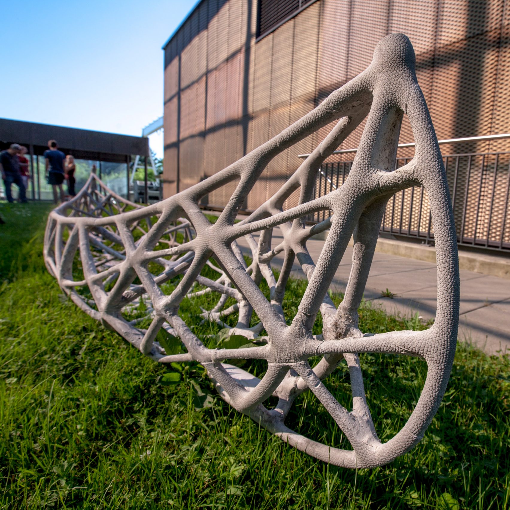 Команда из Швейцарской высшей технической школы Цюриха создает каноэ «SkelETHon», полностью выполненное из бетона