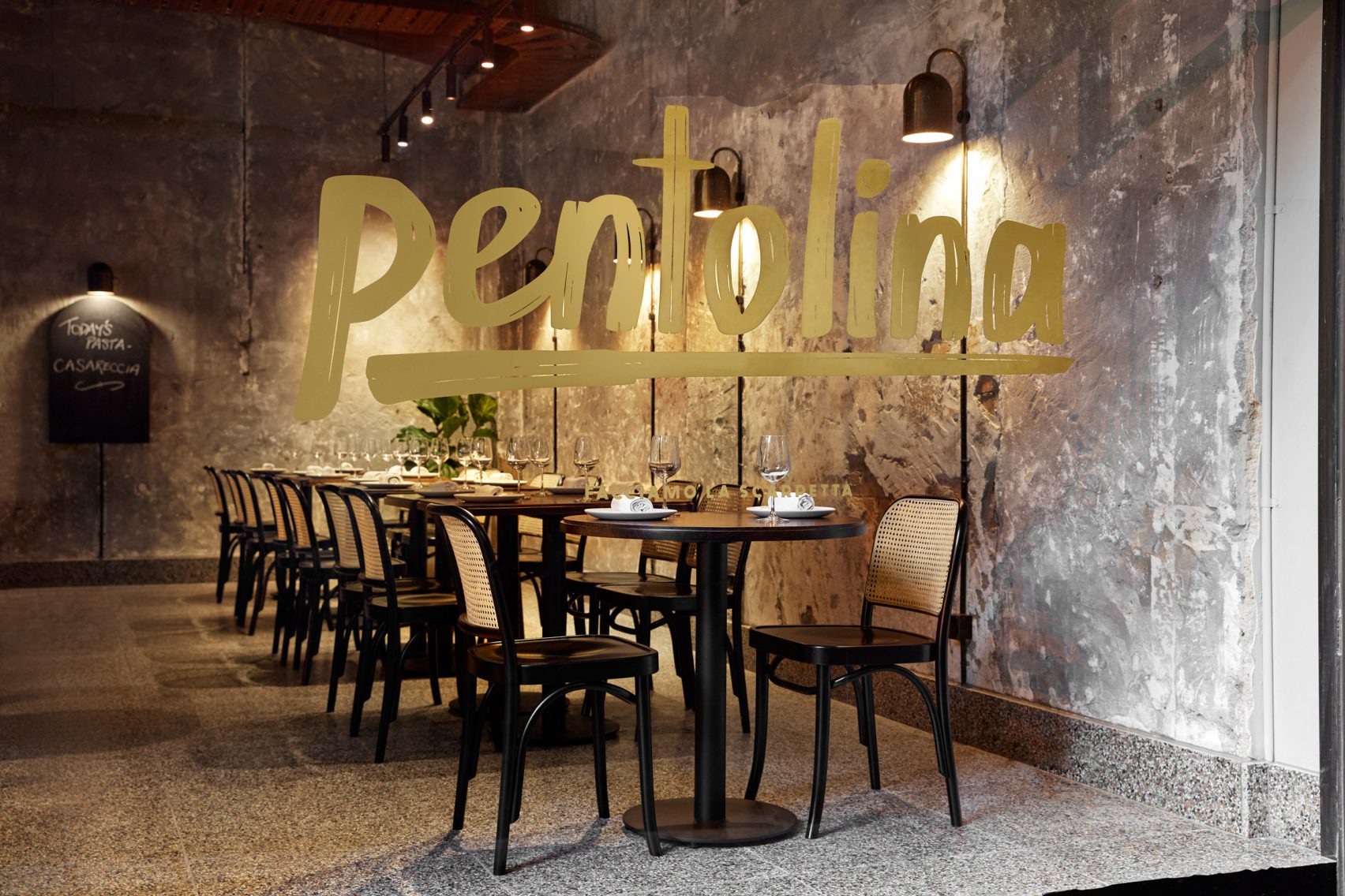 Розовый мрамор и неоднородный бетон подражают архитектуре Древнего Рима в паста-баре «Pentolina» в Мельбурне