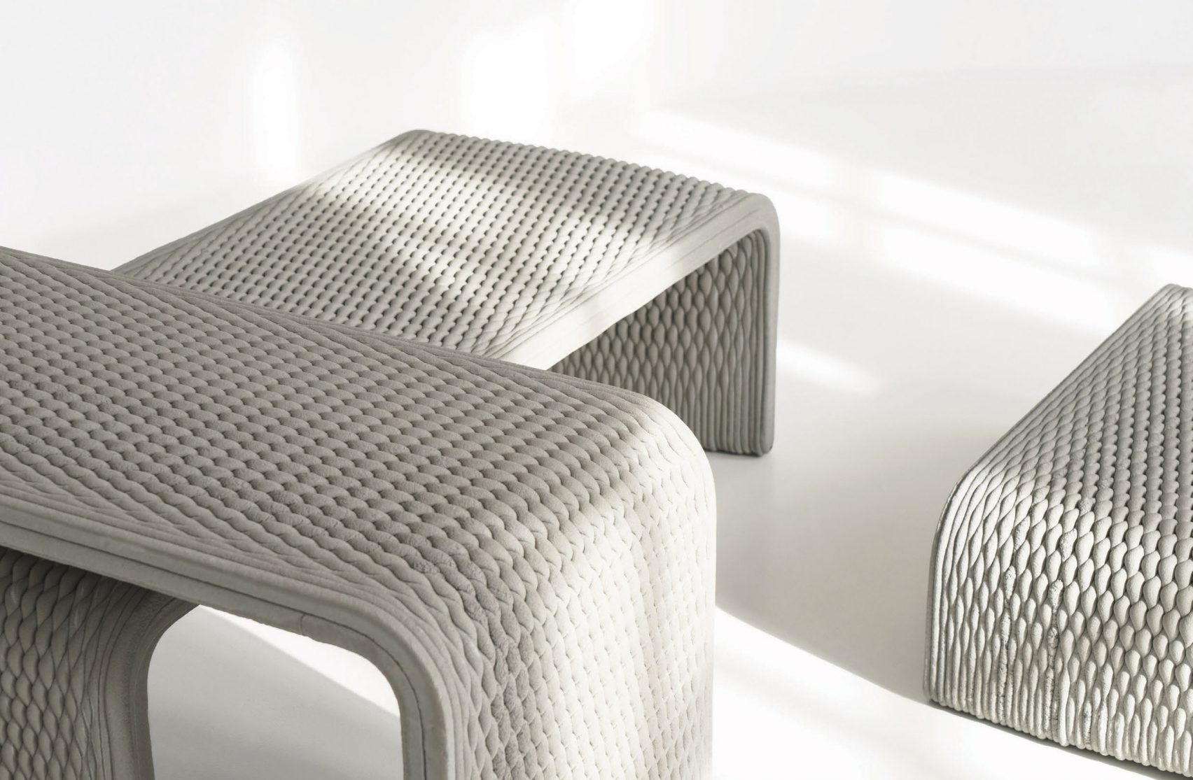 Колекция скамеек, выполненных из бетона на 3D-принтере