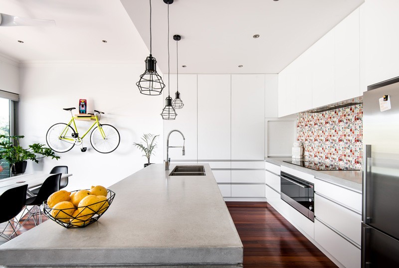 15 вдохновенных примеров кухонь с бетонными столешницами