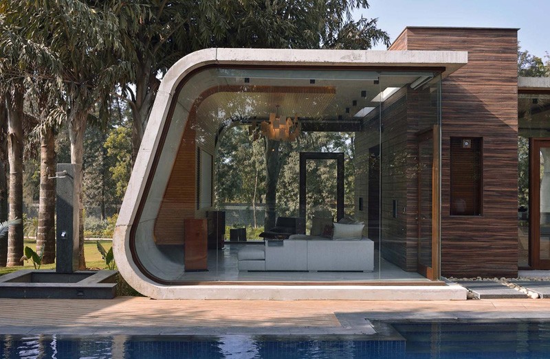 Этот дом у бассейна был построен с изогнутым бетонным корпусом