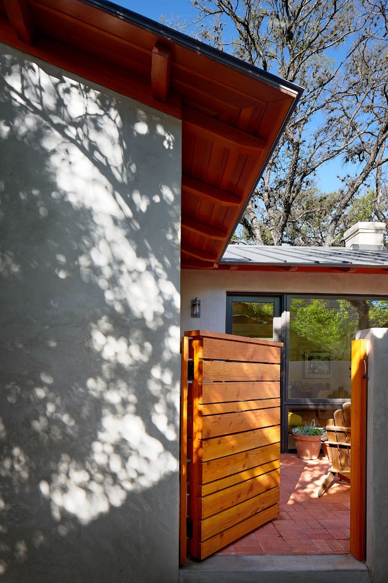 Этот техасский дом из дерева и бетона был отреставрирован для проживания для семьи из трех человек