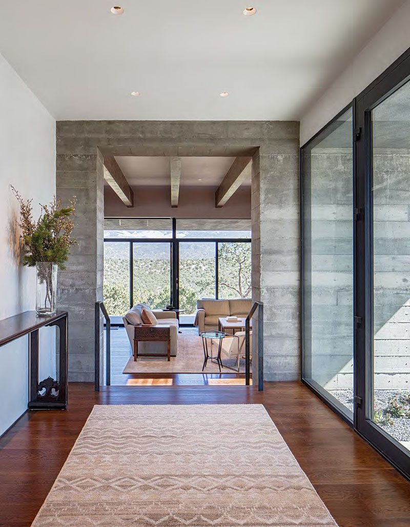 «Specht Architects» совсем недавно завершили этот современный дом в Санта-Фе, Нью-Мексико, который организован вокруг двух перпендикулярных бетонных стен, сформированных при помощи досок.