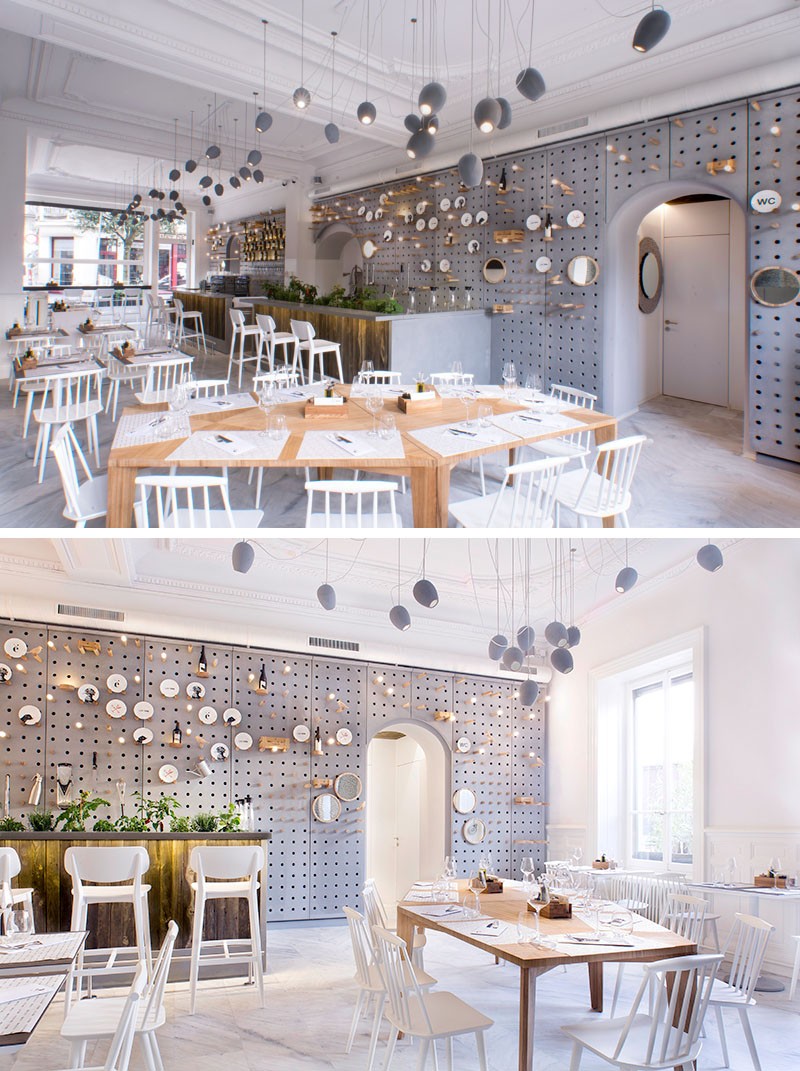 Бетонные перфорированые плиты на стенах этого кафе создают уникальное пространство для стеллажей